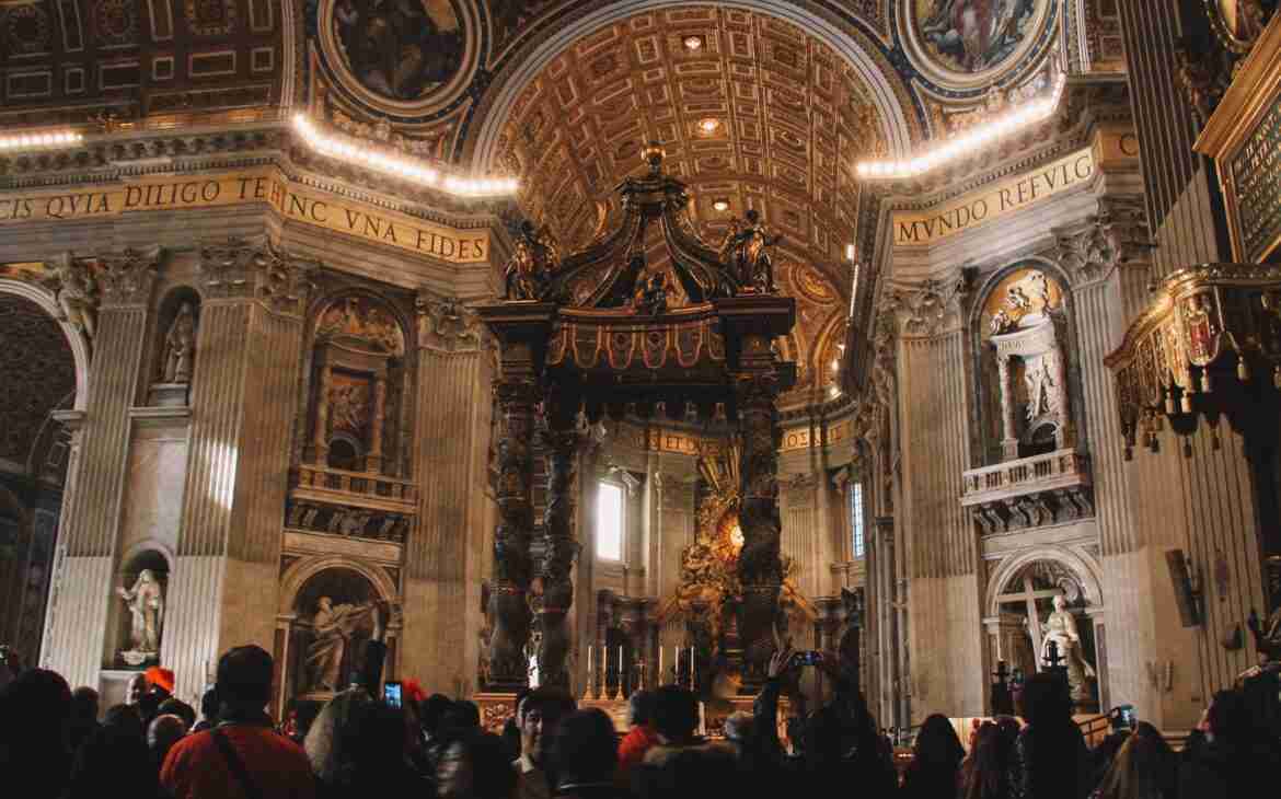 Interior of Saint Peters BasilicaNativity Scene in Vatican City: St. Peter’s Square Christmas Display